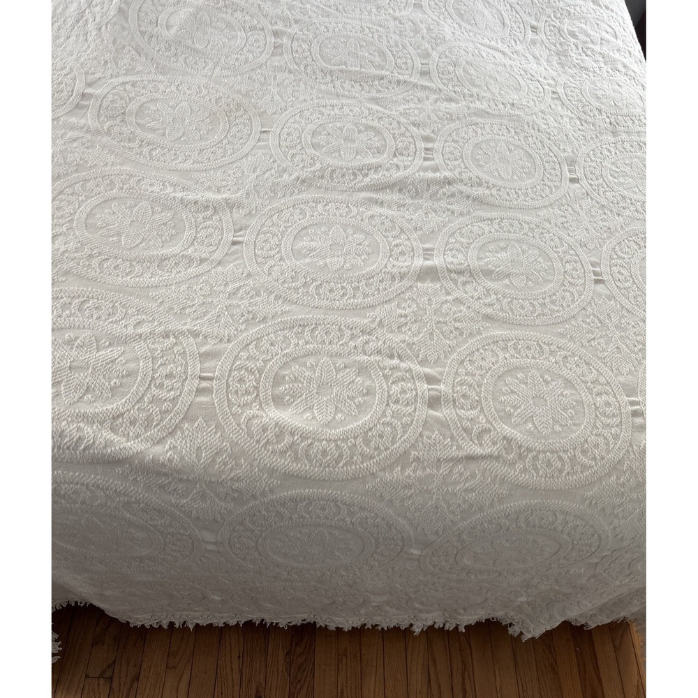 Vintage Cannon Matelasse Bedspread Ivory Medallions Floral Fringe Full 92x108